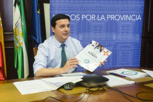 El presidente de la Diputación Provincial, Javier A.García, con el \'Programa Reconecta\'.