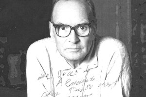 Ennio Morricone, en una foto dedicada a LA VOZ DE ALMERÍA.