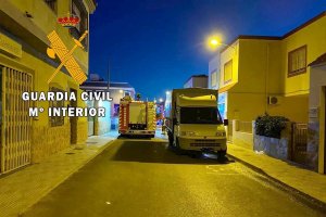 La Guardia Civil rescata a una mujer atrapada en el incendio de su vivienda en La Mojonera.