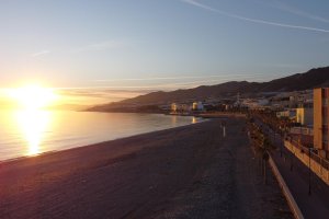 Imagen de la playa de Adra.