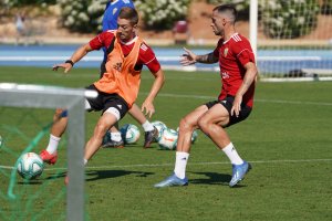 Iván Balliu disputando un balón con José Carlos Lazo en el Anexo.