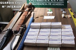 Drogas y armas encontradas en la vivienda del detenido.