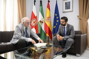 Emilio Gómez-Lama con el alcalde de Almería.