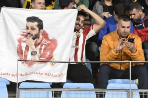 Un aficionados con la pancarta del presidente Turki Al-Sheikh.