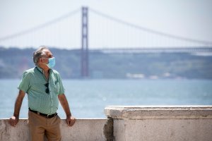 Un hombre con mascarilla en Lisboa.