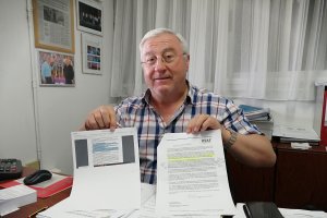 Antonio Ramón con la Circular nº25 de la RFAF y el Artículo 117 del Reglamento.