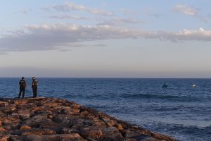 Un surfista estaba siendo arrastrado por el fuerte oleaje.