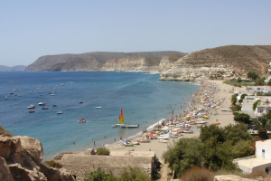 Agua Amarga repite en el reparto de banderas azules.