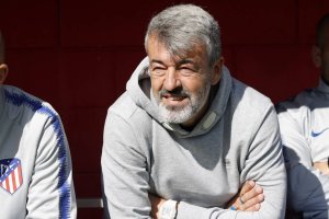 Óscar Fernández en el banquillo del Atlético de Madrid.