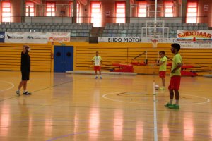 Óscar García Poveda dirigiendo a los celestes.