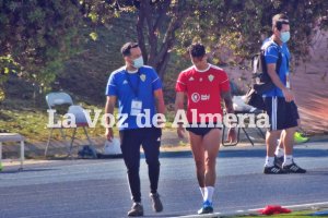 La imagen del día en el Almería: Darwin Núñez se retira con el doctor.