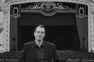 Curro Verdegay en el patio de butacas del Teatro Cervantes de Almería.