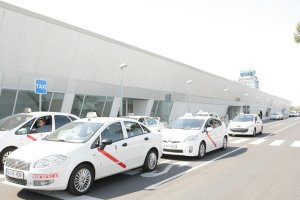 Taxis a las puertas del aeropuerto de la capital