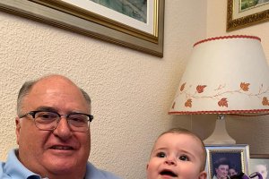 Eugenio Gonzálvez con su nieto que ya es del Almería.
