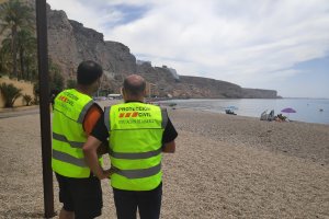Efectivos de Protección Civil de Diputación en la playa de El Palmer.