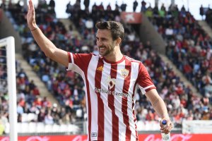Juan Muñoz saludando a la afición en el Mediterráneo.