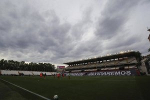 El Estadio de Vallecas con la pancarta por las víctimas.