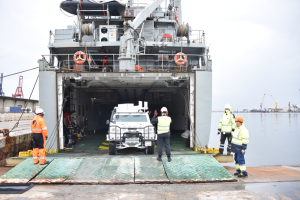 El buque Martín Pesadillo con un vehículo adscrito a Naciones Unidas