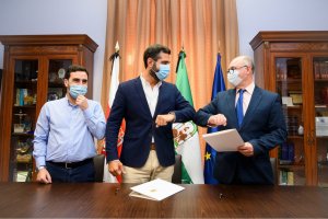 Saludo de codos tras la firma entre Fernández-Pacheco y Diego García