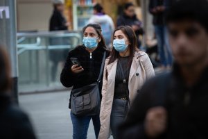 Dos jóvenes con mascarillas.