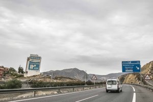 La DGT quiere poner fin al uso del móvil al frente del volante.
