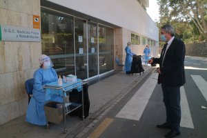 El delegado de Salud, Juan de la Cruz Belmonte, a las puertas de la Bola Azul.