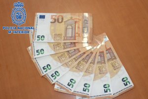 La organización ingresaba billetes falsos en los cajeros para desviarlos a sus cuentas.