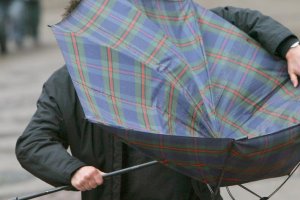El viento y el oleaje mantienen en alerta a Almería.