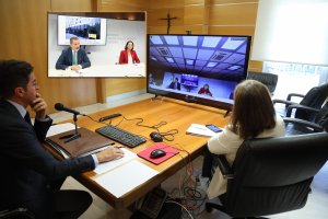 Felipe VI, la ministra de Turismo, Reyes Maroto; y la secretaria de Estado, Isabel Oliver, han participado en la videoconferencia.