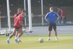 Se dispone a chutar en la sesión de trabajo del viernes.