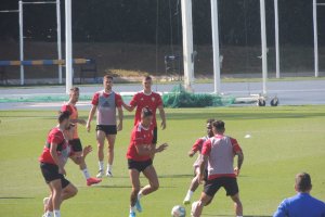 Darwin Núñez con el balon controlado.