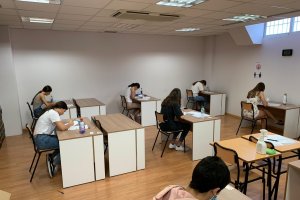 Varios alumnos realizando el examen.
