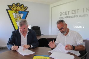Manuel Vizcaíno y Álvaro Cervera firmando el nuevo contrato.