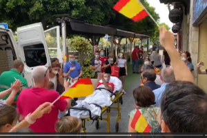 Manuel Blanco, recibido con banderas y sevillanas tras ser dado de alta.