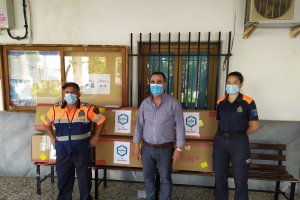 El alcalde de La Mojonera junto a personal de Protección Civil.