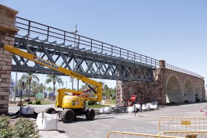 Realizada la 1ª de las dos fases de limpieza de la estructura metálica y protección de la zona del Cable Inglés de la glorieta de las Almadrabillas.