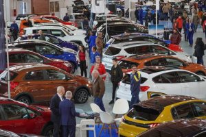 Vehículos en exposición en una feria del motor.