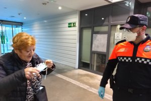 Una mujer se coloca la mascarilla en la Intermodal de Almería.