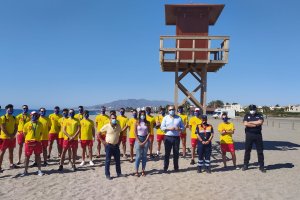 Ediles con los socorristas en el acto de inicio de la temporada en Cuevas del Almanzora.