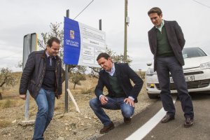 javier a. garcía y óscar liria durante una visita a unas obras en la red viaria provincial.