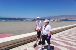 Dos auxiliares en una playa de la capital, ayer.