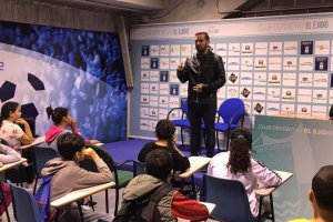 Miguel Brugarolas habla a los jóvenes futbolistas.