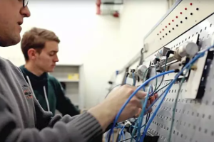 Empresas como Cosentino colaboran en los ciclos de formación dual donde se entremezclan clases teóricas y prácticas en empresa.