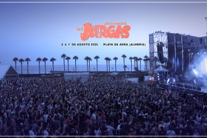 Cartel anunciador con las nuevas fechas para el verano de 2021.
