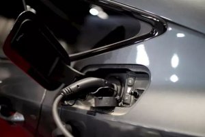 Un coche eléctrico cargándose.