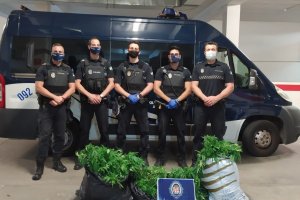 Agentes de la Policía con la marihuana.