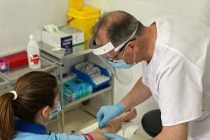 Una joven se somete a una analítica para un estudio de seroprevalencia.