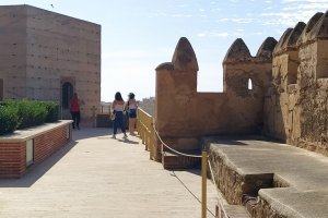 Primera visita de una familia a la Alcazaba de Almería tras su reapertura.