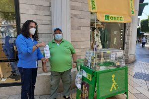 Tomatito, comprando cupones esta mañana.