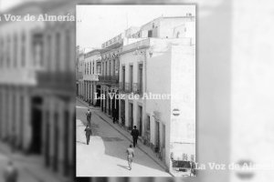 La calle de Granada en la esquina del chafán que hoy ocupa el edificio del bar Barea.